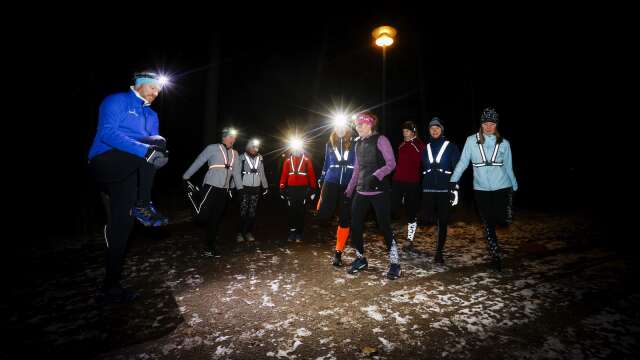 Sällskap och pannlampa är två bra saker för att trotsa mörkret och ta sig ut på kvällslöpning under vintern. Gruppledaren Emanuel Wennergrund Iderström, till vänster, med ett gäng trygga löpare. 