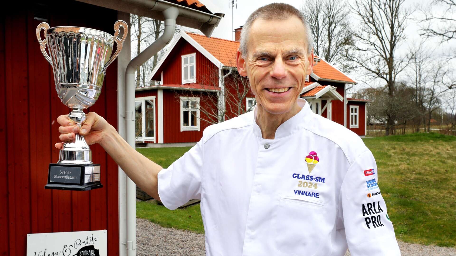 Staffan Pehrsson som, tillsammans med sin sambo Lena Bäckdal, driver Snickaretorpet Vedugn &amp; Butik kan numera titulera sig som Sveriges främsta glasstillverkare. 