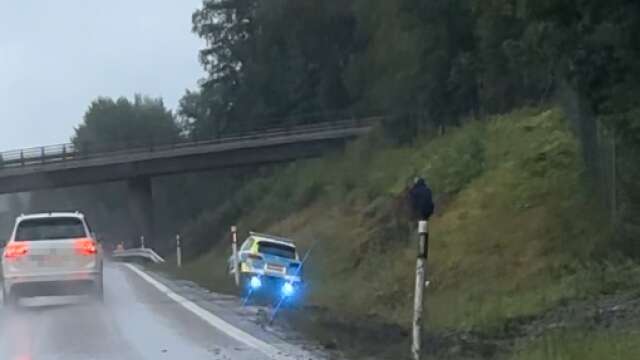 En polisbil fick vattenplaning på E18 utanför Skattkärr.