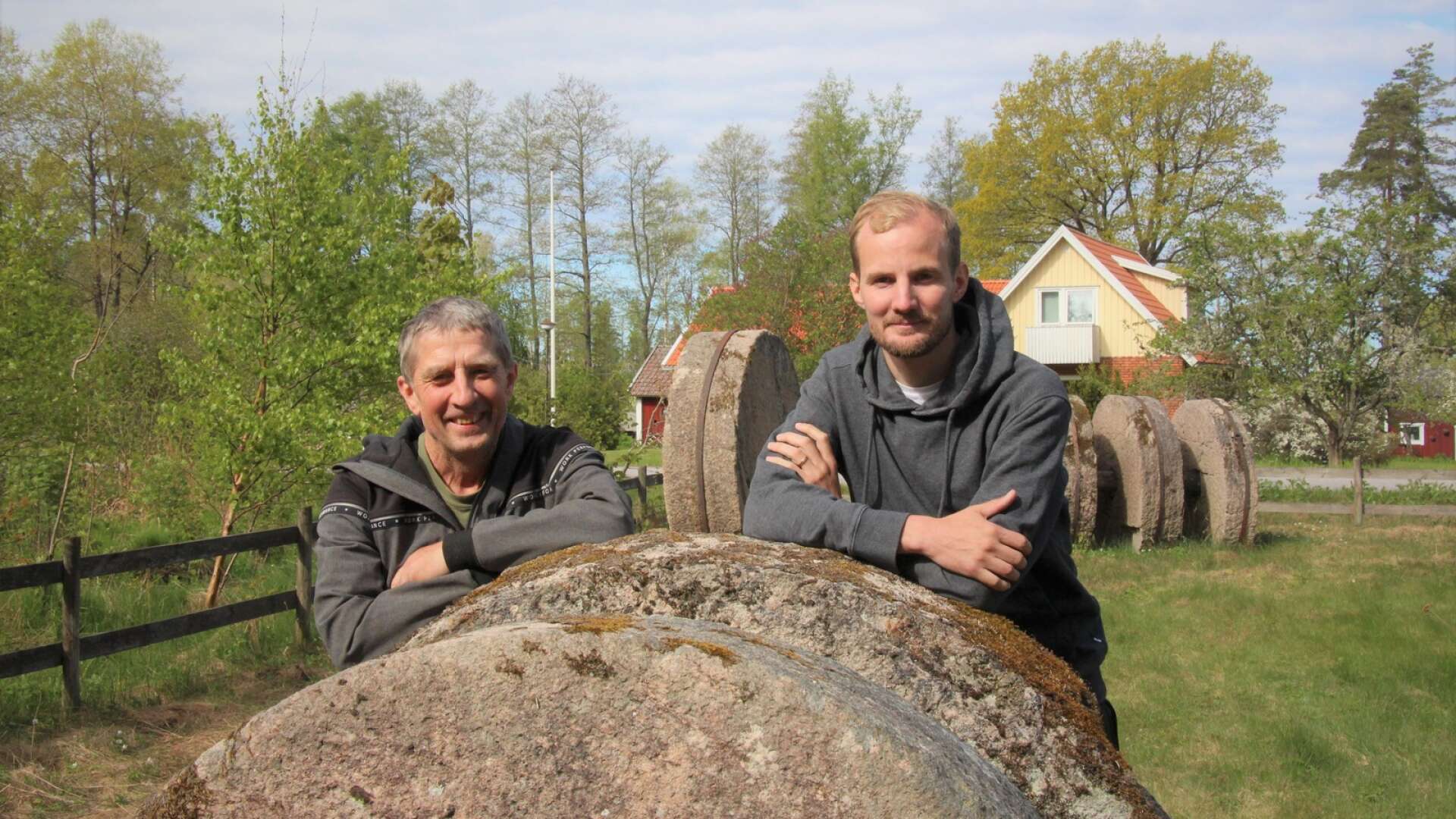 Leif Andersson och ordförande Henrik Andersson från Björsäters IF är glada över att kunna anordna den traditionsenliga Kvarnstensvandringen på fredag efter två års pandemiuppehåll.