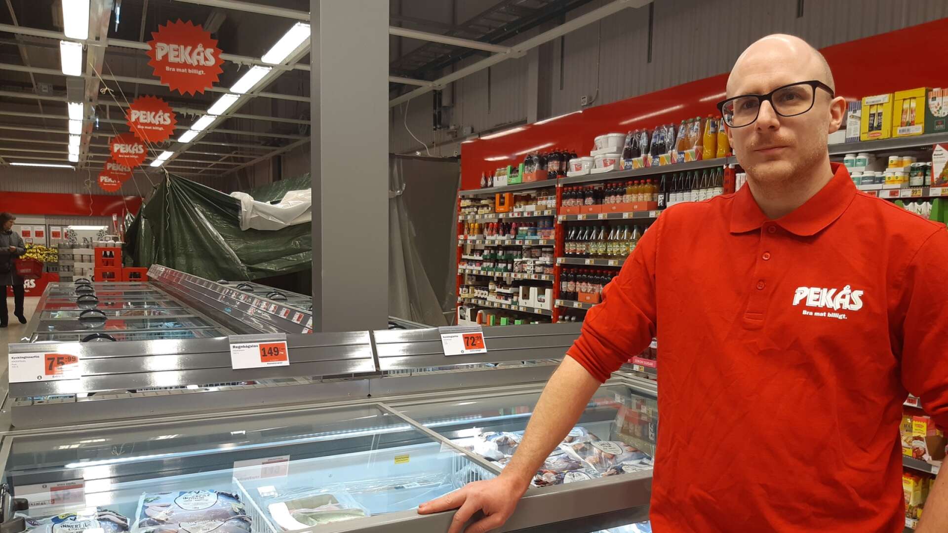 Joakim Knutsson är platschef för Pekås i Filipstad, en livsmedelsbutik som nyss genomgått en stor renovering.