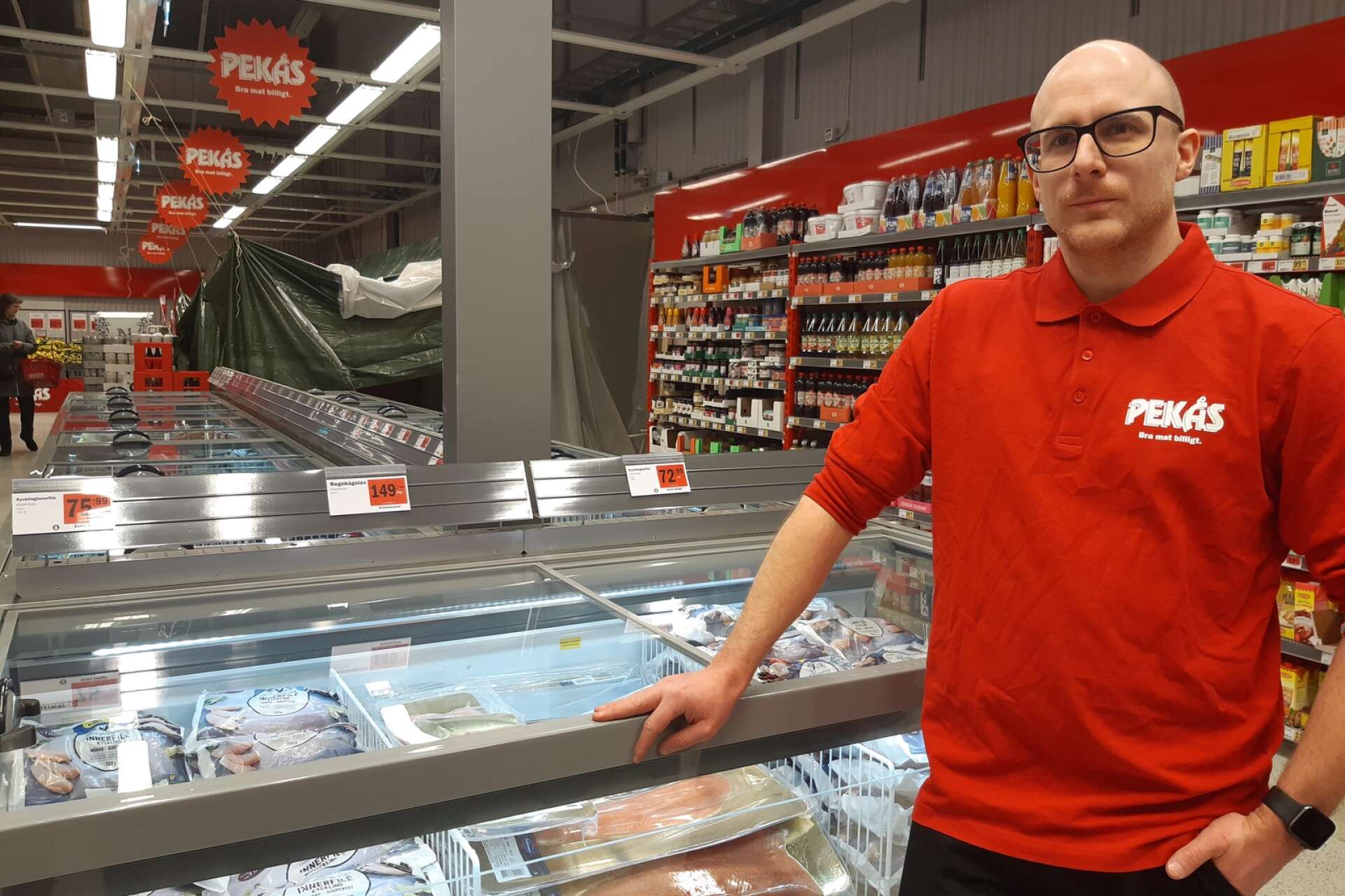 Joakim Knutsson är platschef för Pekås i Filipstad, en livsmedelsbutik som nyss genomgått en stor renovering.