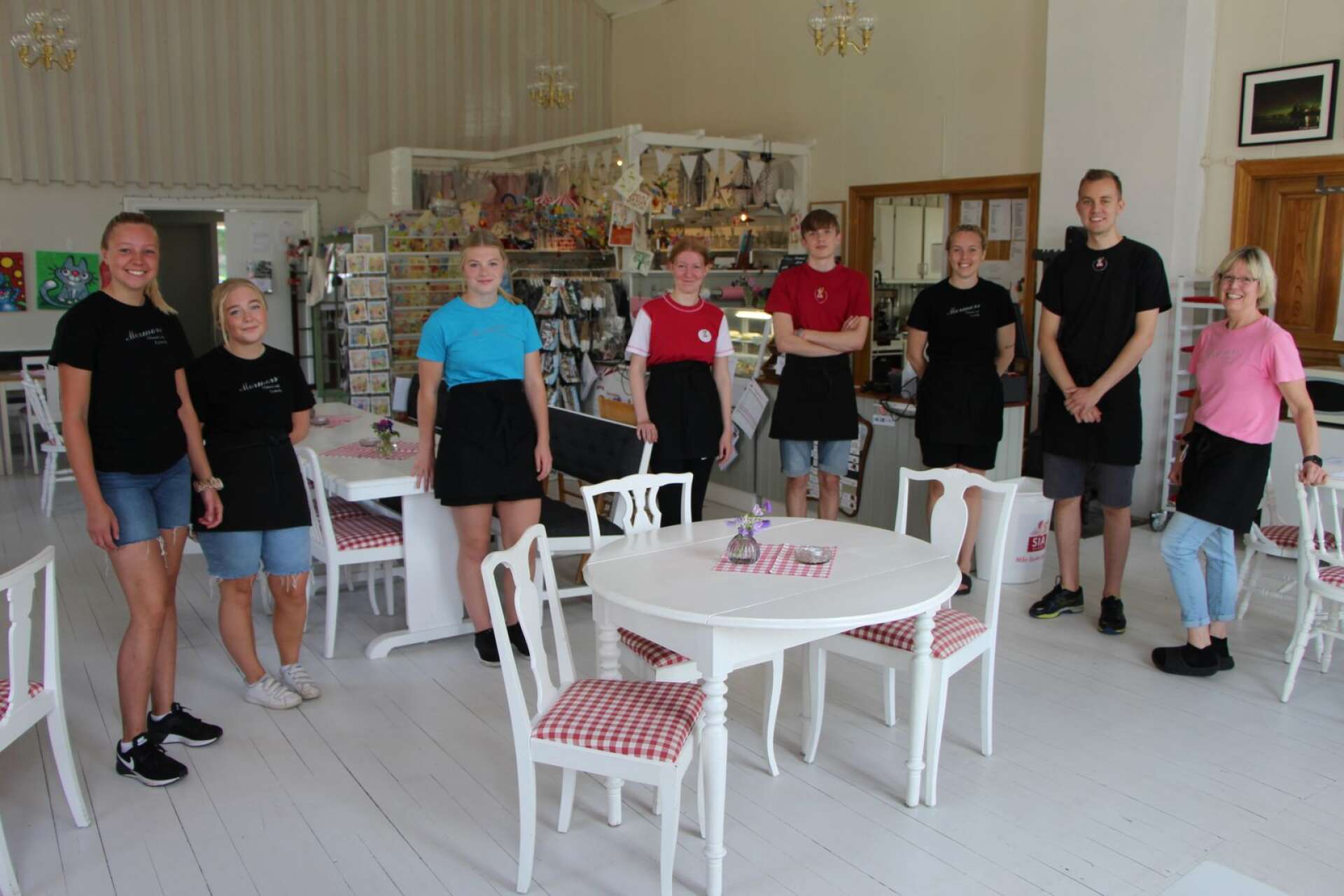 Catarina Larsson, till höger, behöver många ungdomar på Mormors glasscafé, även den här sommaren.
