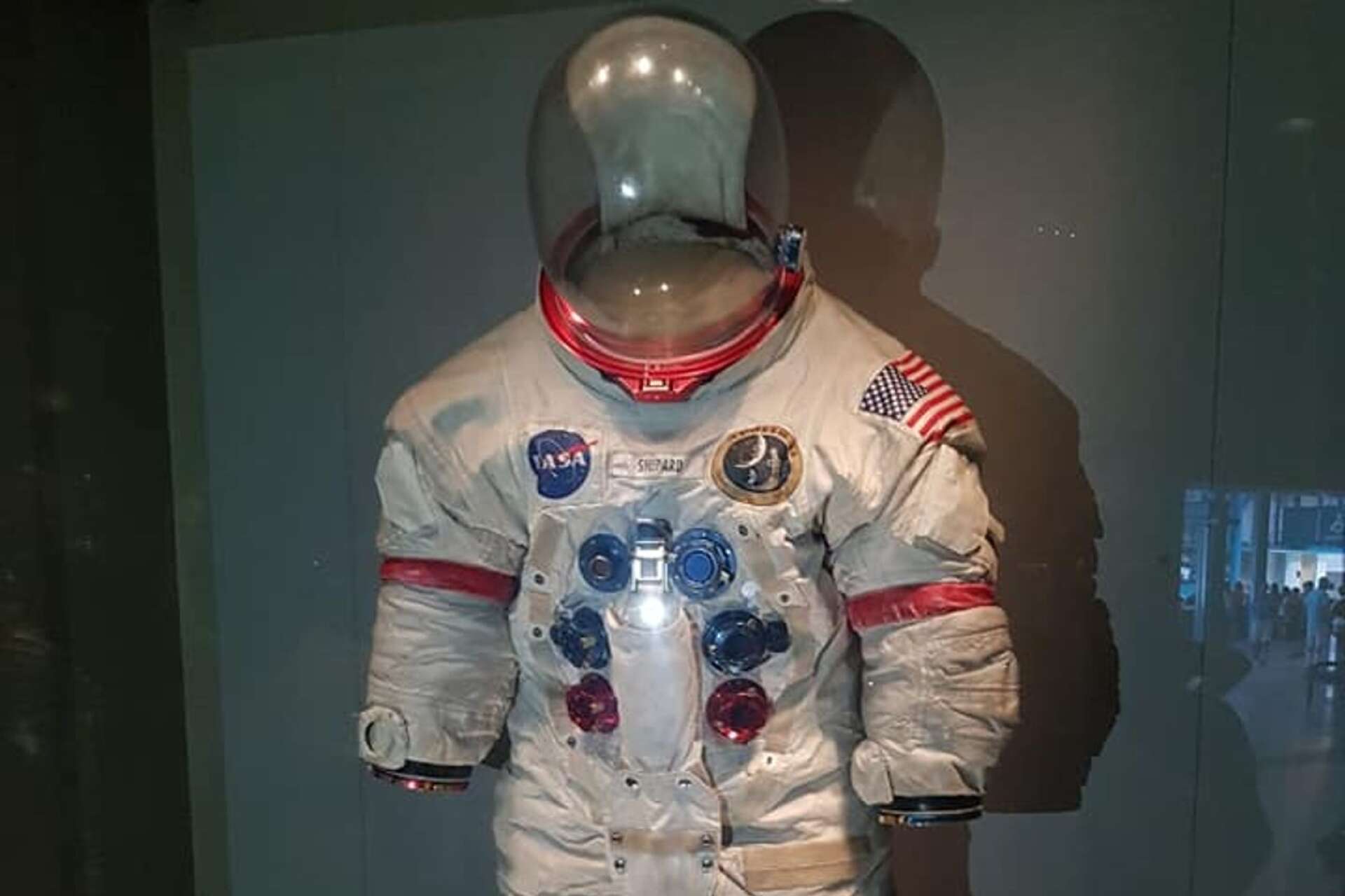 Alan Shepards rymddräkt som han hade på månen, utställd på Kennedy Space Center.