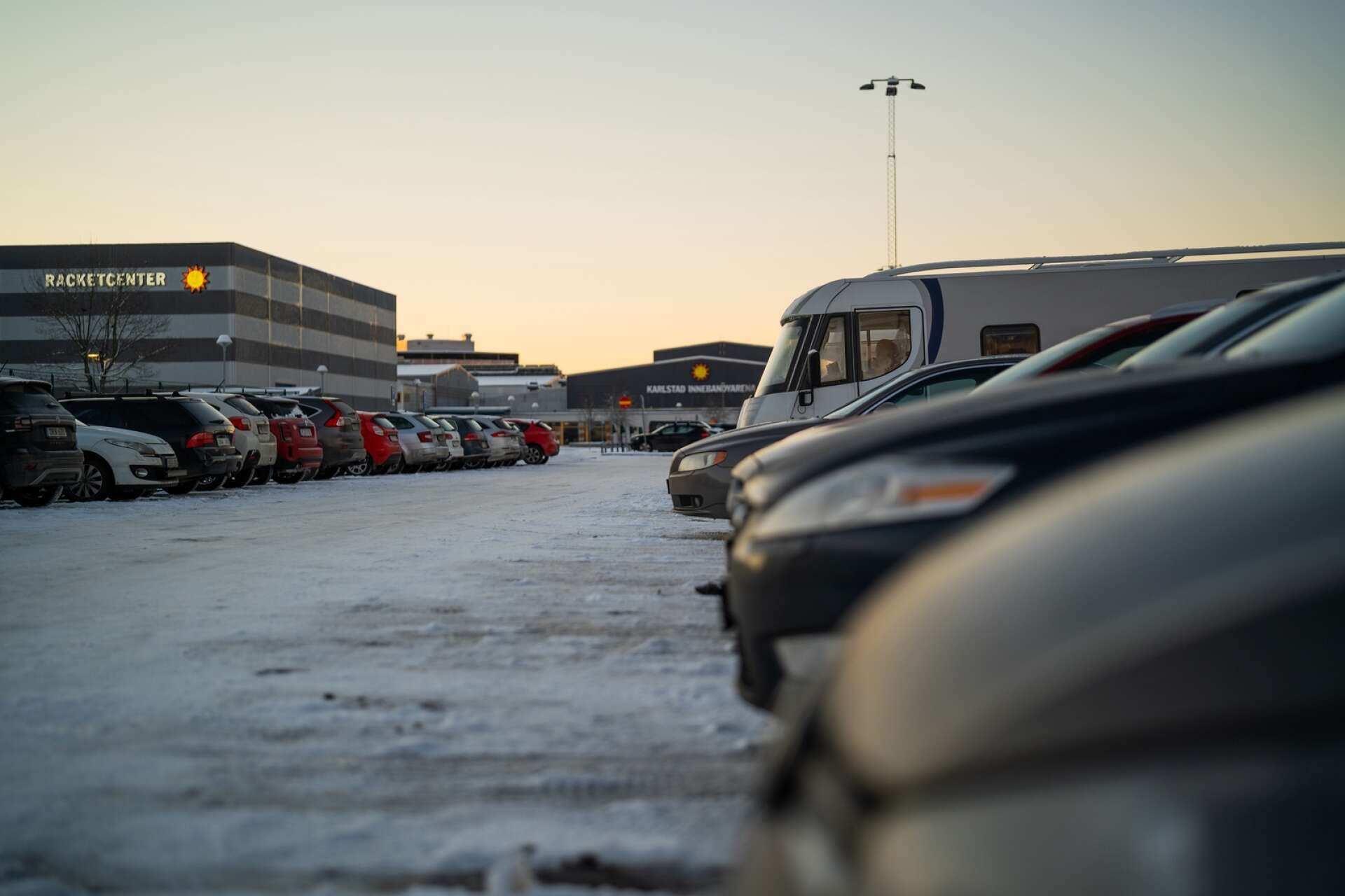 Fulla parkeringar vid Tingvalla sportcenter i Karlstad.