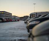 Fulla parkeringar vid Tingvalla sportcenter i Karlstad.