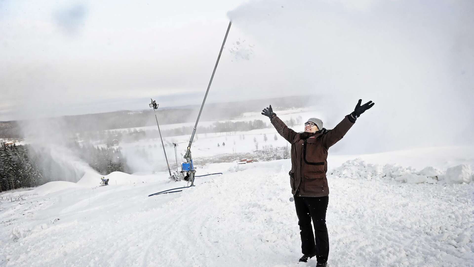 I början av januari 2016 var Monica Fernqvist så här glad när Dömlebacken öppnade. Men nu börjar hon och resten av styrelsen tycka att det är för slitsamt. ”Vi tänker ju inte att vi tagit livstidsuppdrag att driva en slalombacke...”