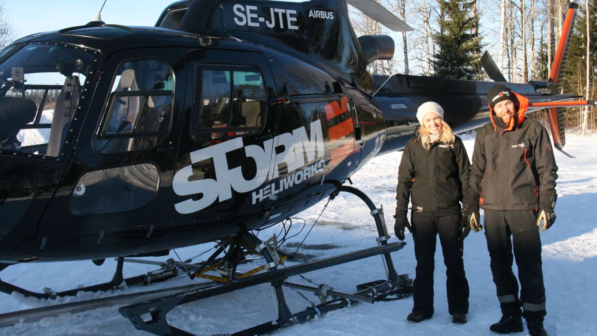 Helikopterns piloter tar en välbehövlig paus vid Rölanda bygdegård.