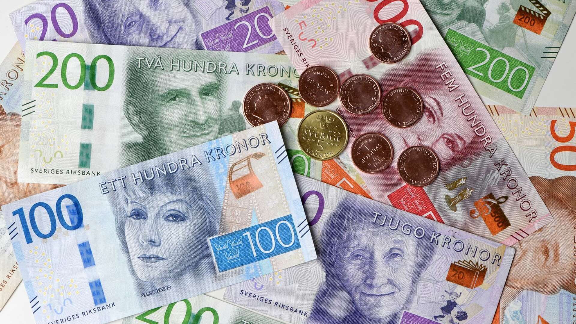 Enligt Riksbankslagen är kontanter lagliga betalningsmedel i Sverige och det innebär att vi ska kunna betala med dem överallt, skriver Per Scheutz.

