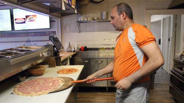 Nyårsdagen är den stora pizzadagen. Här bakar Fardin Zahiri en Vesuvio för tre personer. 
