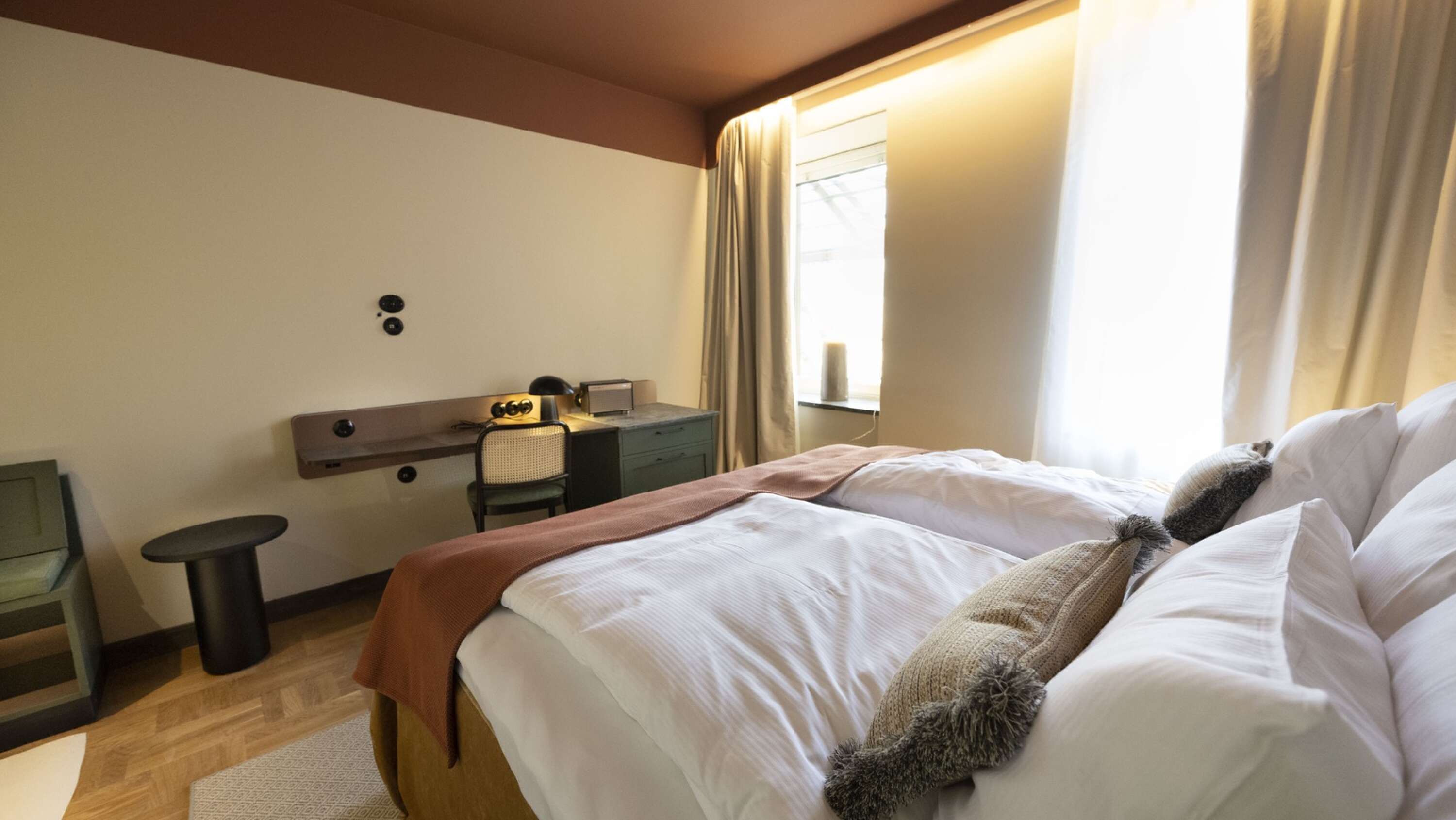 Rostrött tak och mossgrön sänggavel, rummen i Hotel Fratelli får mustiga färger.