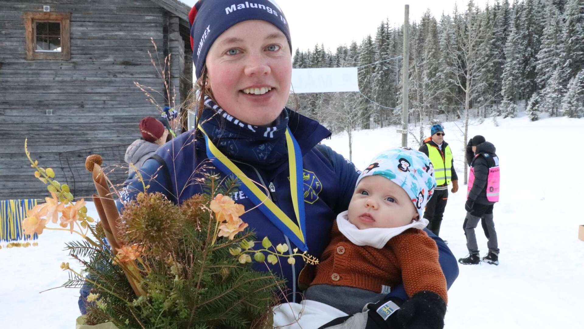 Ines född i november förra året var på sitt livs första skidtävling och fick se mamma Kristina Lycke vinna den korta banan.