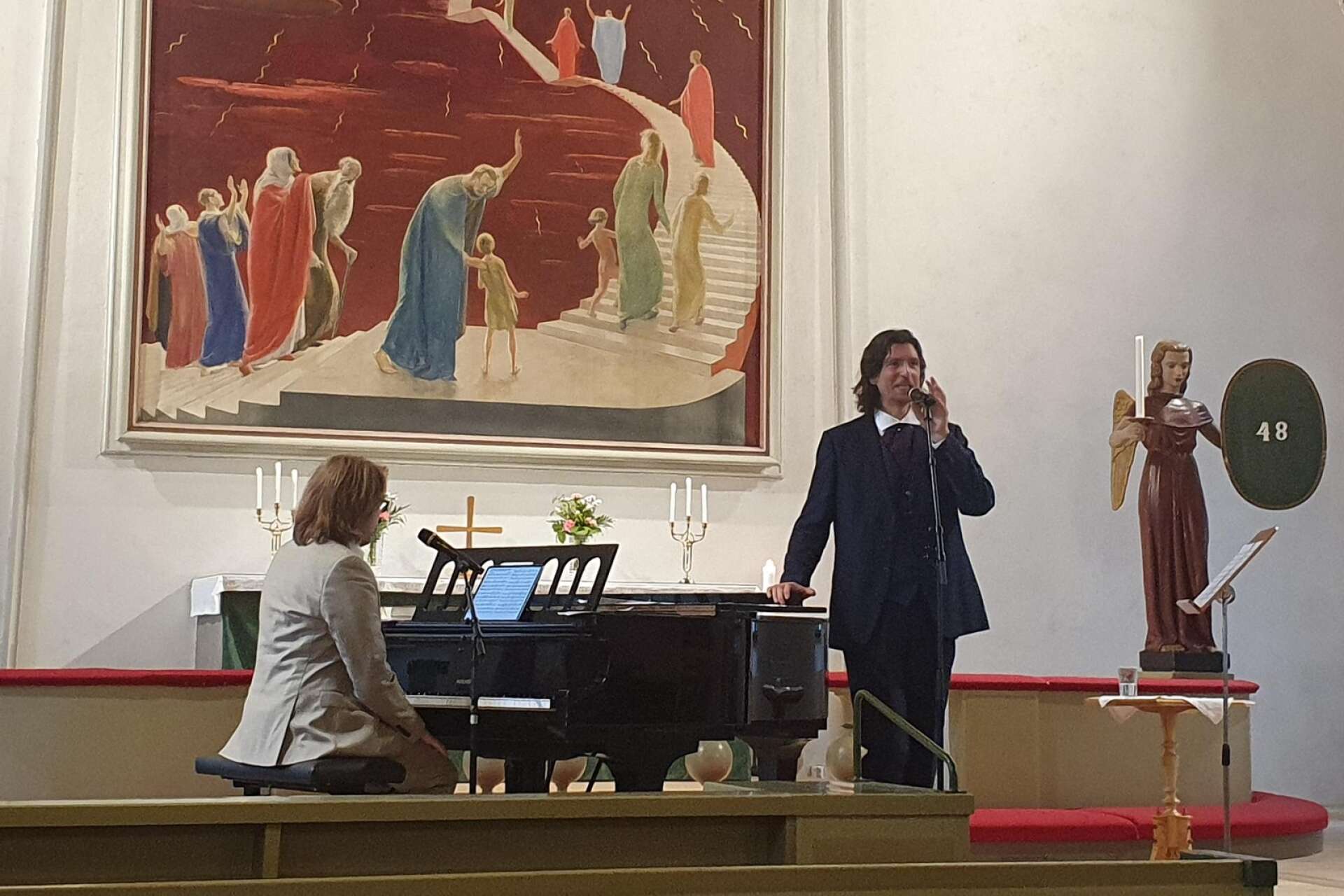 Tommy Jonsson på flygel och sångsolisten Björn Larsson bjöd på stämningsfull musik i sommarkvällen i Åmåls kyrka på onsdagen.