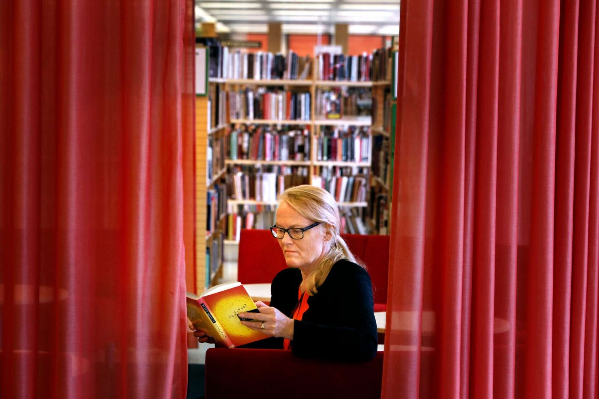 Åsa Hansen, bibliotekschef, tycker om byggnaden där hon arbetar. (Arkivbild)