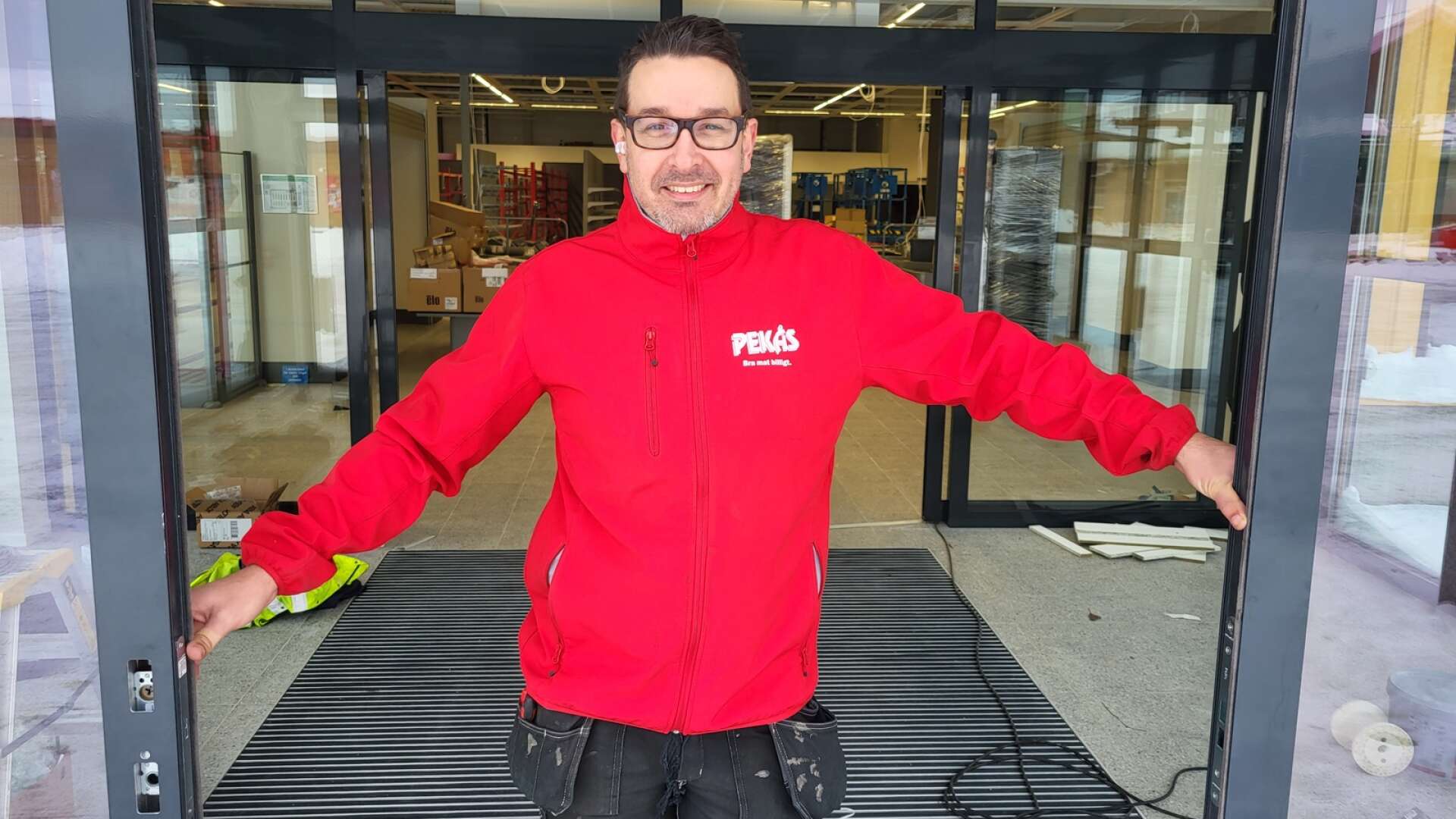 Jörgen Fredriksson vid entrén till nya Pekåsbutiken.