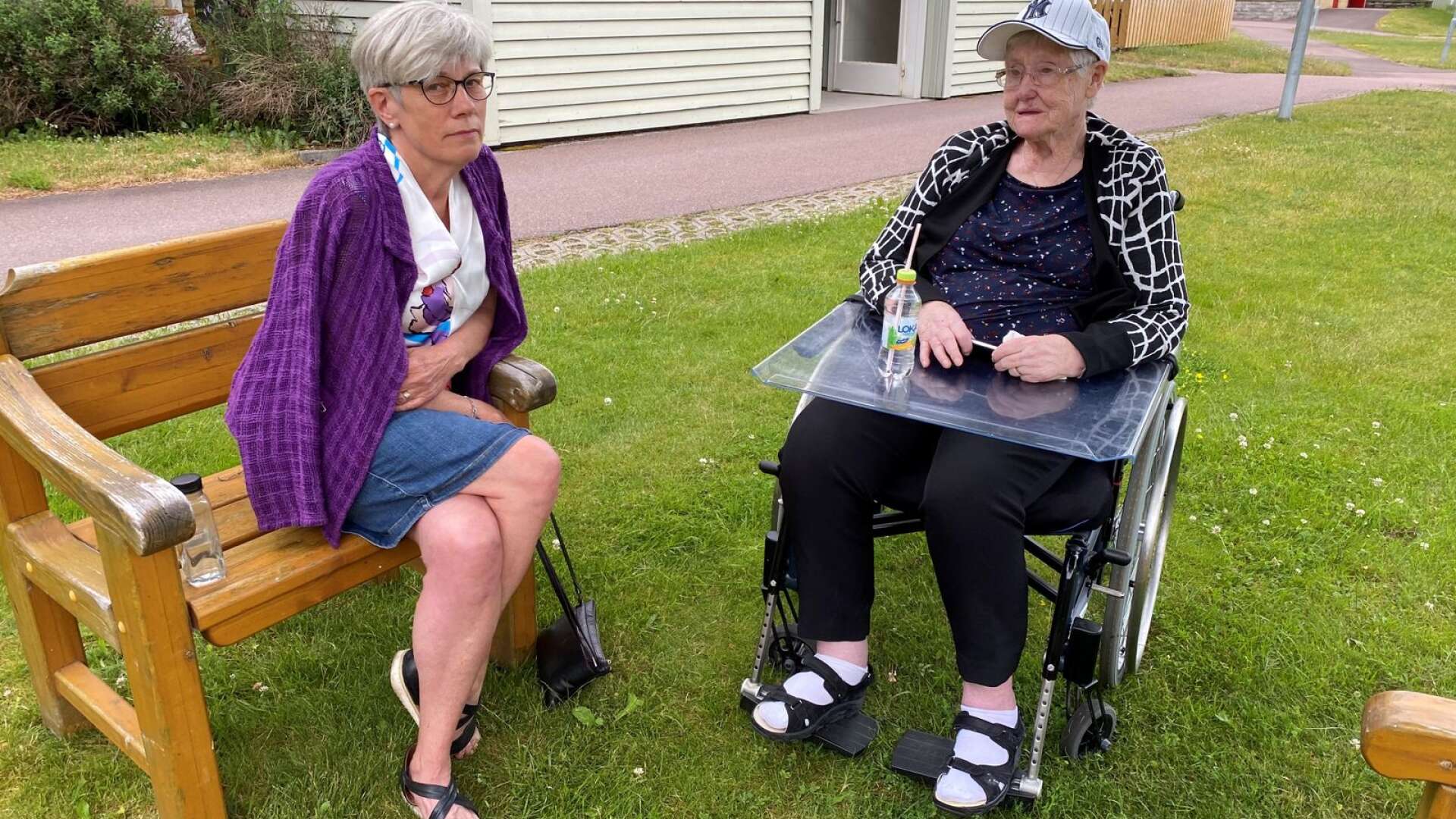 Marie Sköld Wahlberg träffar sin svärmor Helene Sköld utanför Kronogården på Kronoparken för att prata om vilket nytt boende som kan passa bäst. Själv vill Helene Sköld helst bo kvar där hon känner sig trygg med personalen.