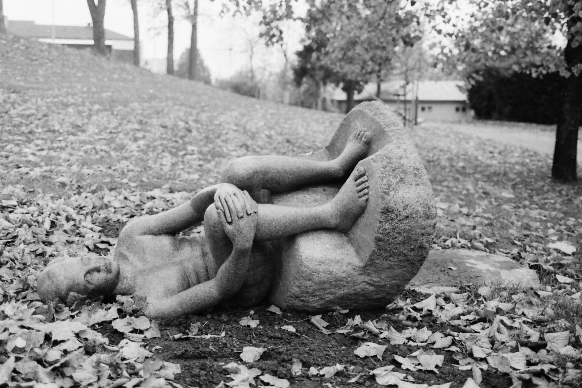 Sittande pojke blev flera gånger utsatt för skadegörelse i Kanalparken. 1988 hittades skulpturen omkullvräkt. 
