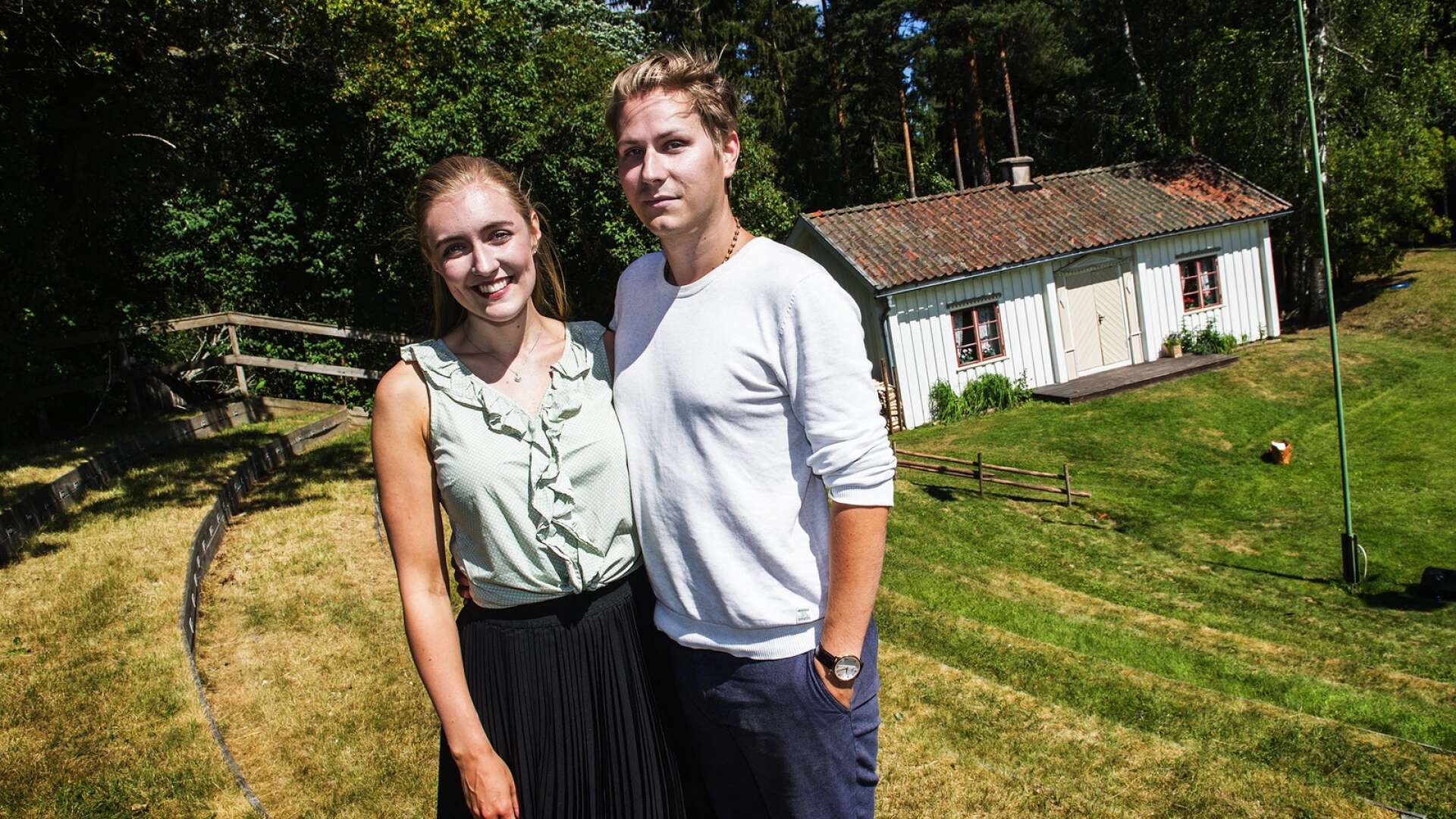 Emelie Hebbe och Ole Aleksander Bang återses som Anna och Erik i augustiuppsättningen ”Värmlänningarna – tillsammans genom tiden&quot;. 