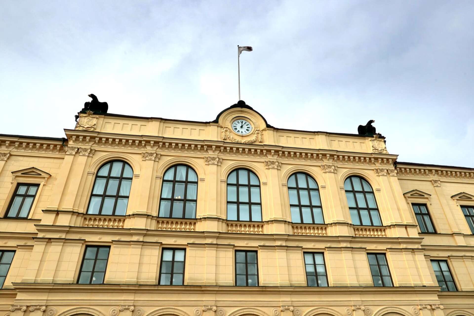En 30-årig man, skriven i Karlstad, döms till tre och ett halvt års fängelse efter att ha våldtagit en kvinna i ett hotellrum.