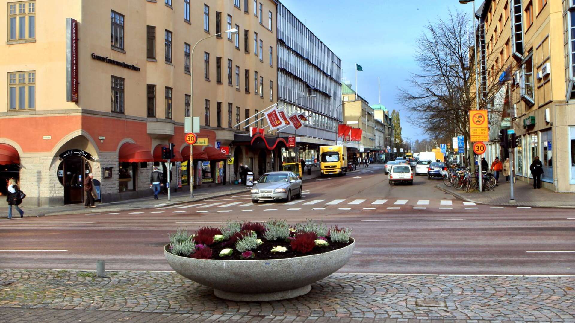 Lokalbussarna ska ha hållplatser på ömse sidor av Järnvägsgatan mellan Drottninggatan och Hamngatan. Ännu värre, skriver Sture Arnesson.