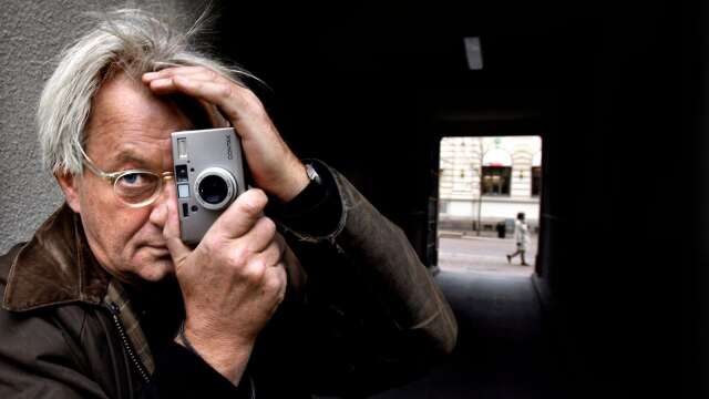 Anders Petersen, en av Sveriges internationellt mest kända fotografer, ställer i sommar ut på Arvika konsthall. Och snart, i mars, återkommer Petersen till Fotografiska i Stockholm medstora mängdert tidigare opublicerade bilder från Café Lehmitz, den nattöppna baren om vilken han gjorde en klassisk fotobok.