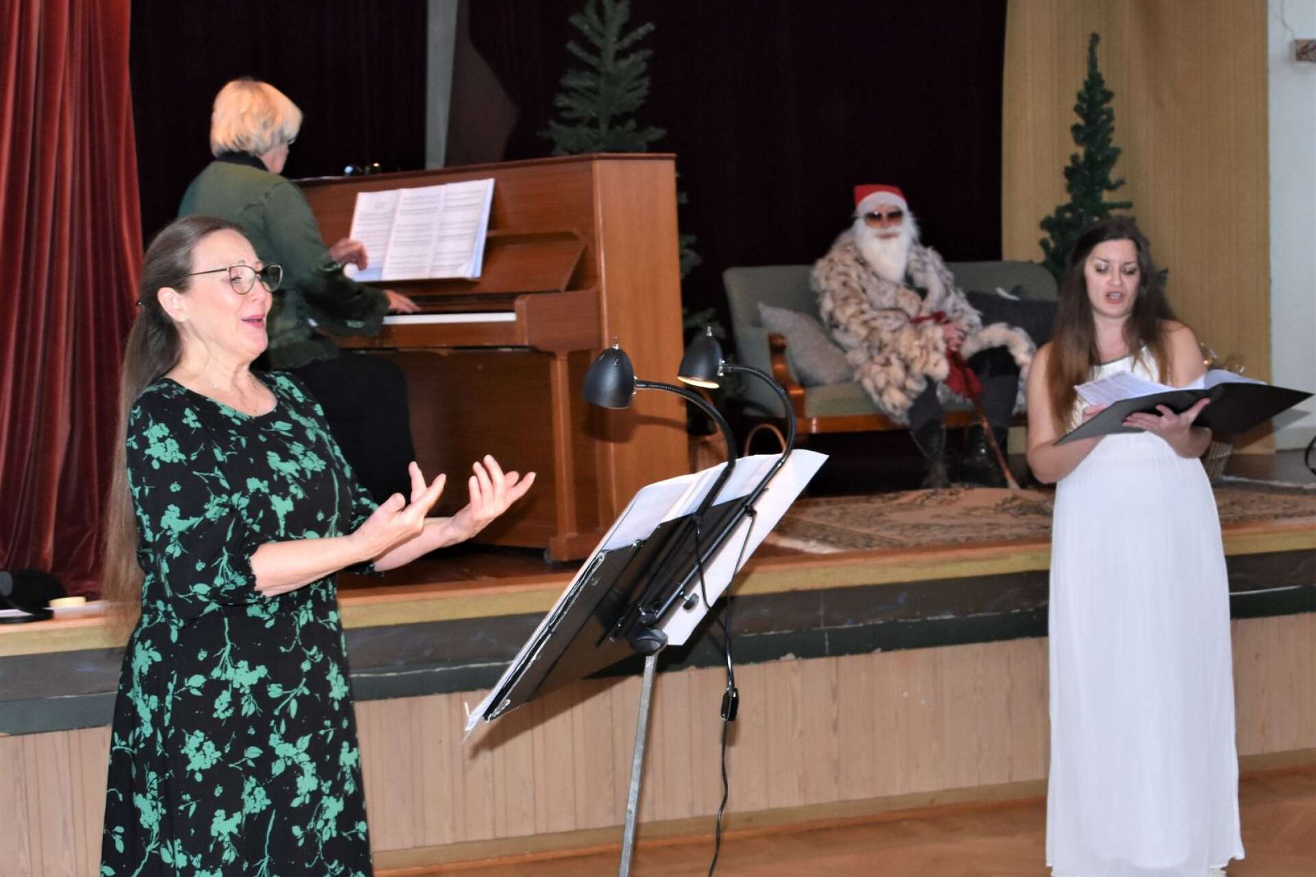 Två operasångerskor möttes under söndagens manifestation i Sveabiografen i Arvika, Annika Marberg och Nadja Hrynyshyn från Ukraina. De ackompanjerades av pianisten Ylva Holmstrand.