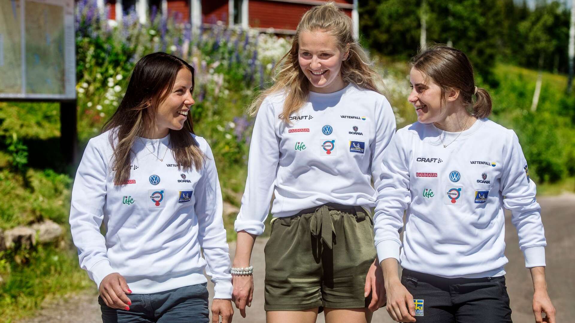 Charlotte Kalla, Stina Nilsson och Ebba Andersson njuter på träningslägret i Torsby.