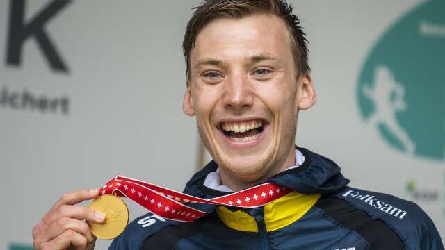 Tove Alexandersson tog sitt andra EM-guld i orientering genom att följa upp lördagens guld i knockoutsprint med att vinna sprinttävlingen på söndagen.