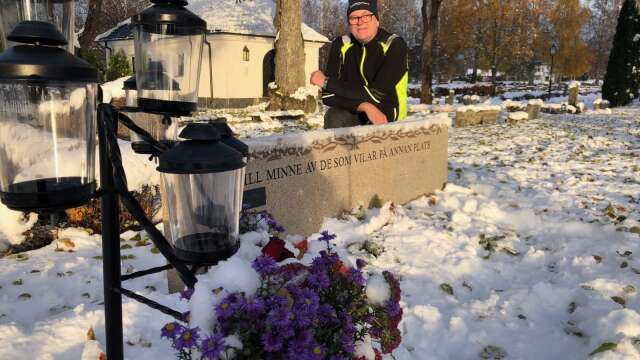 Sedan 2021 finns en minnessten på Mikaelikyrkogården för personer som inte återfunnits eller som gravsatts utomlands. En viktig plats för anhöriga, anser kyrkogårdschefen Anders Degertorp.