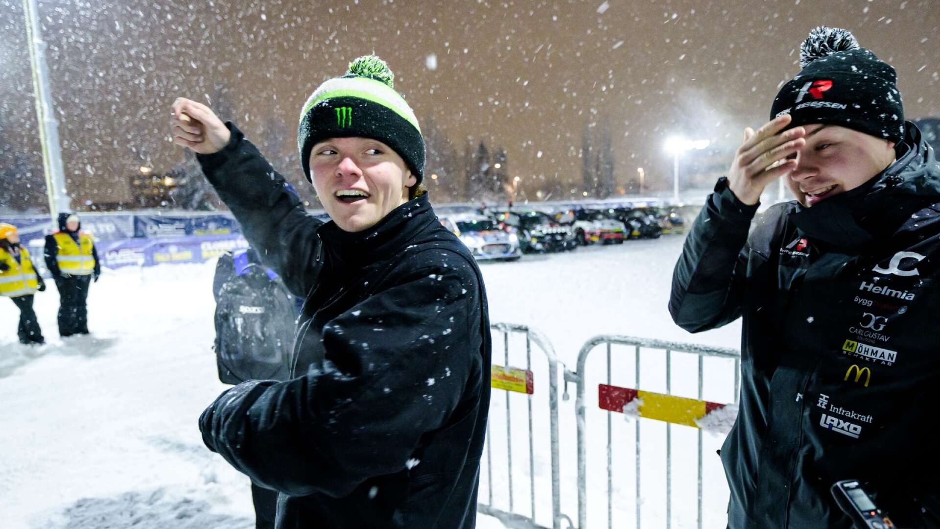 Vännerna Oliver Solberg och Isak Reiersen snackar efter fredagen i Svenska rallyt. Solberg ligger smått sensationellt trea totalt.