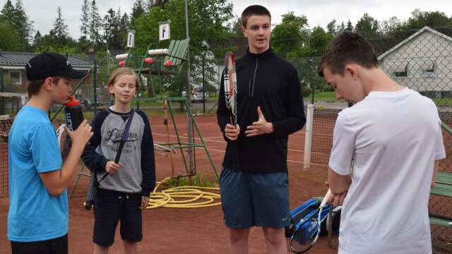 Petrus Eriksson instruerade Romeo, Viggo och Markus i olika tennistekniker. 