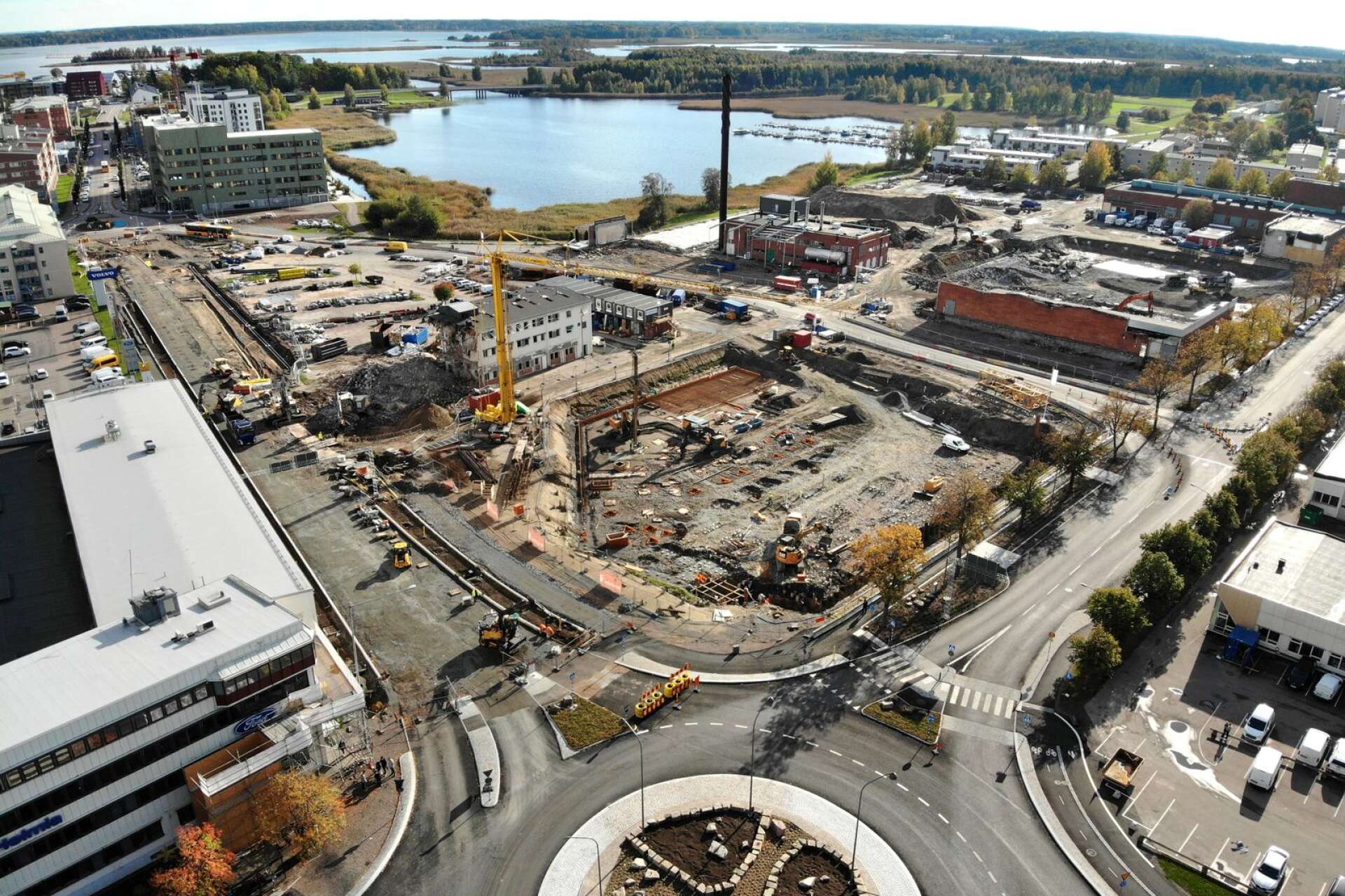 Det byggs fortfarande mycket i länet, framför allt i Karlstad. Här ses det gamla KF-området som nu förvandlas till en ny stadsdel.