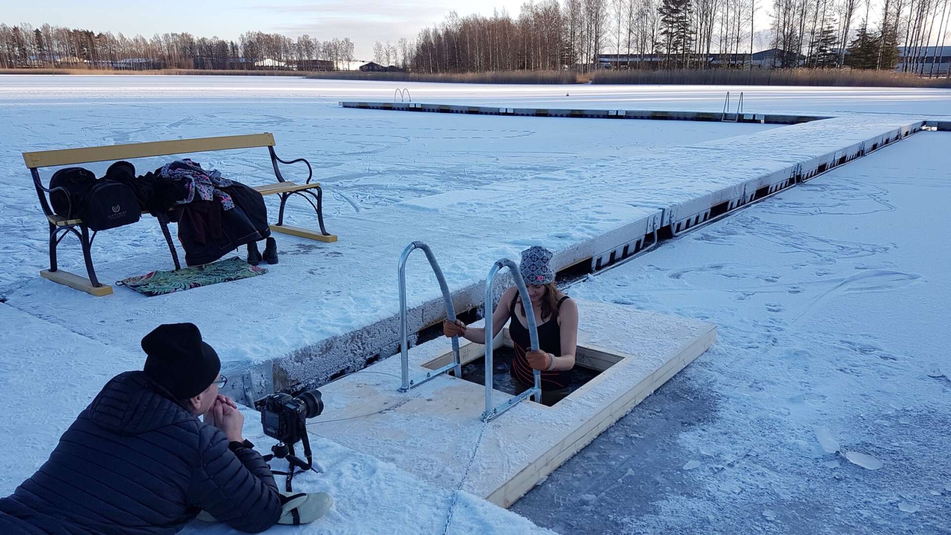 På måndagen invigde Karlstads kommun sin nya vinterbadarvak på Örsholmen. Det var inte så många badsugna på plats. Men Anna Sims, nyhetschef på NWT, passade på att ta ett dopp.