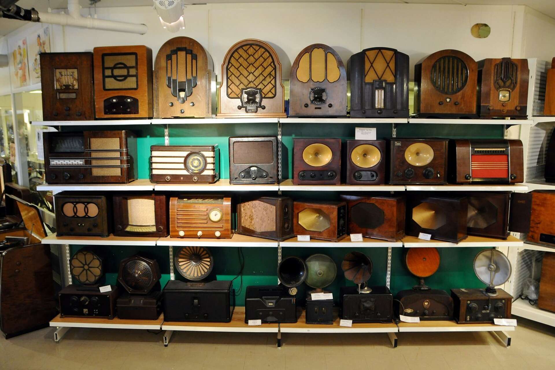 Musiknostalgi har också sin plats på museet som har hylla efter hylla med gamla radioapparater. 