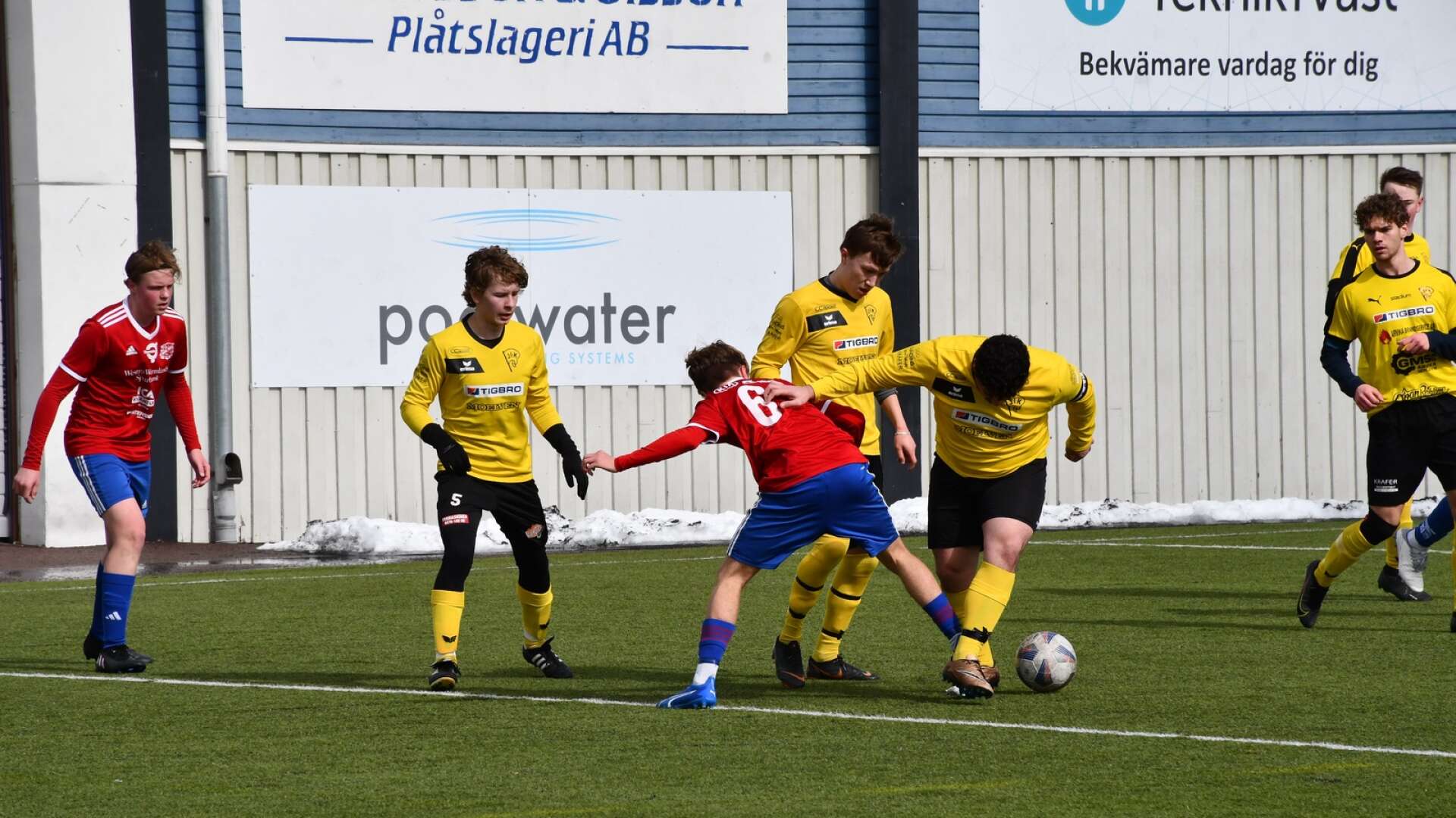 Jössefors IK, här i en träningsmatch mot Arvika Fotboll, har lag i både division 6 och 7.