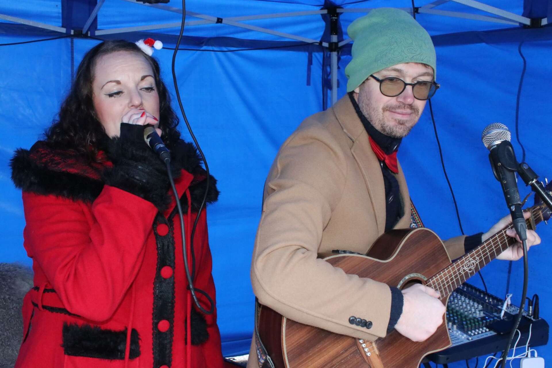 Camilla Niemi och Ove Holmström underhöll på marknadsplatsen utanför lanthandeln, med vacker sång och musik.