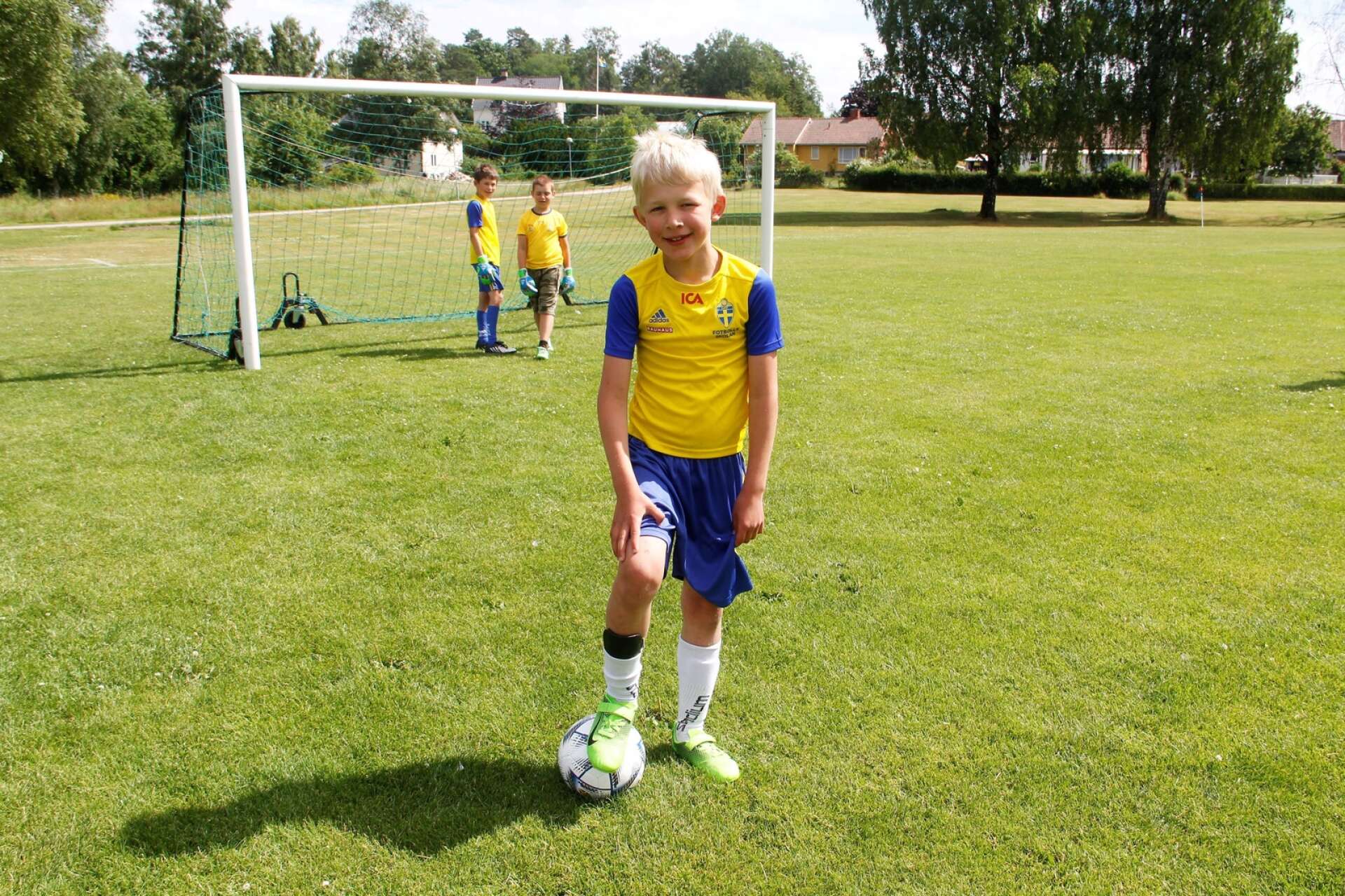 Manfred Johnsson spelar fotboll i Bäckefors och har spelat i omkring fem år.