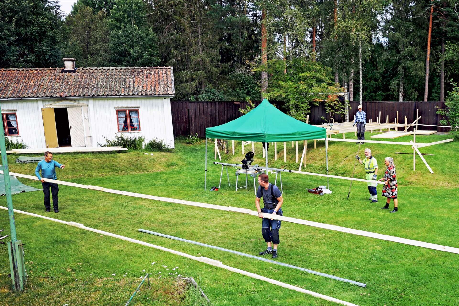 Scenen görs i ordning inför årets uppsättning av Värmlänningarna på Ransäters hembygdsgård.