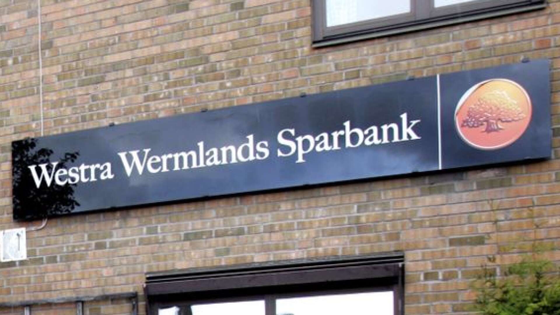 Westra Wermlands sparbank stänger sitt kontor i Koppom efter att en person i personalen är bekräftat smittad av coronaviruset.