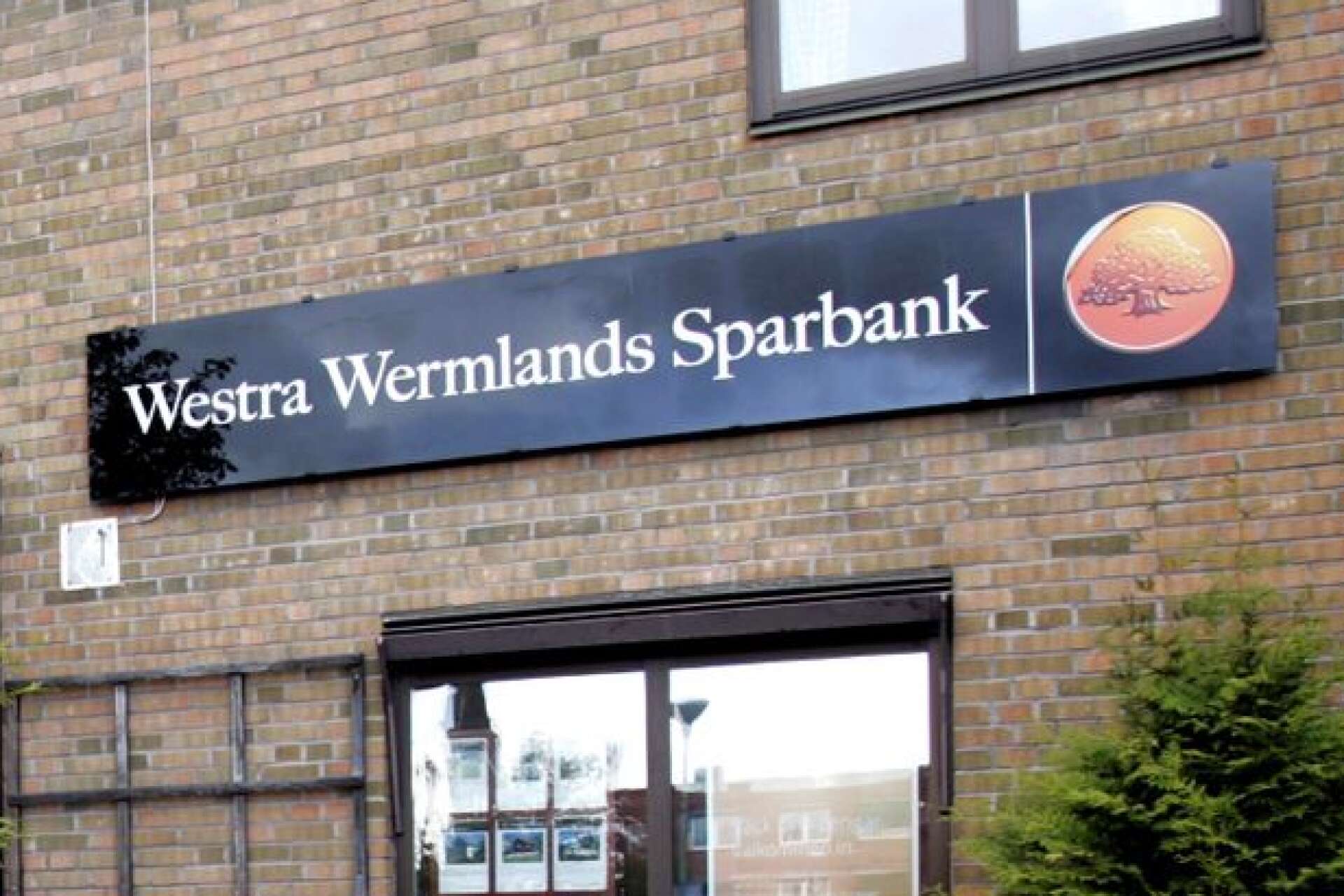 Westra Wermlands sparbank stänger sitt kontor i Koppom efter att en person i personalen är bekräftat smittad av coronaviruset.