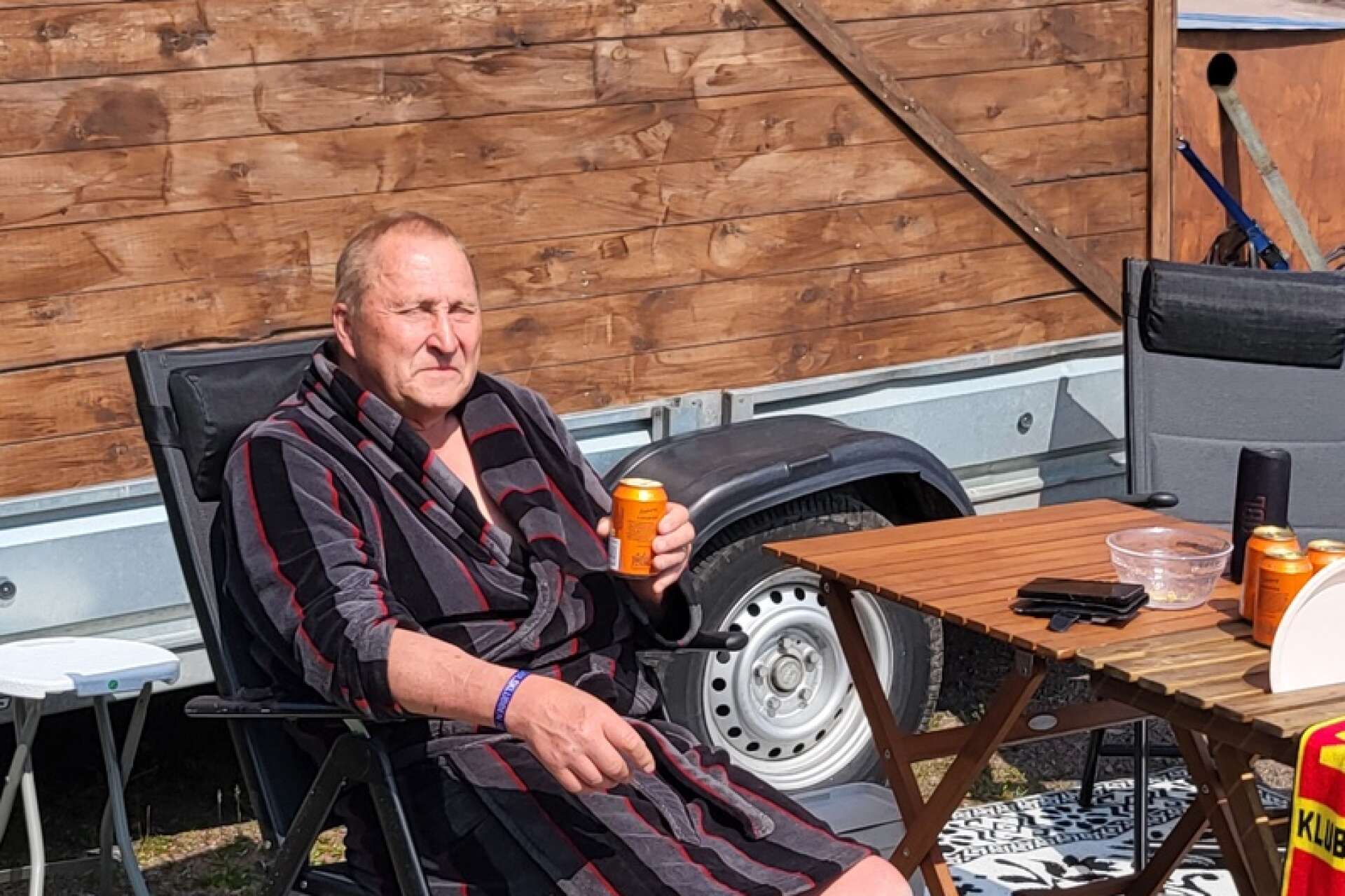 Sören Hult njuter i solskenet framför sin bastu. Sören Hult njuter i solskenet framför sin bastu.