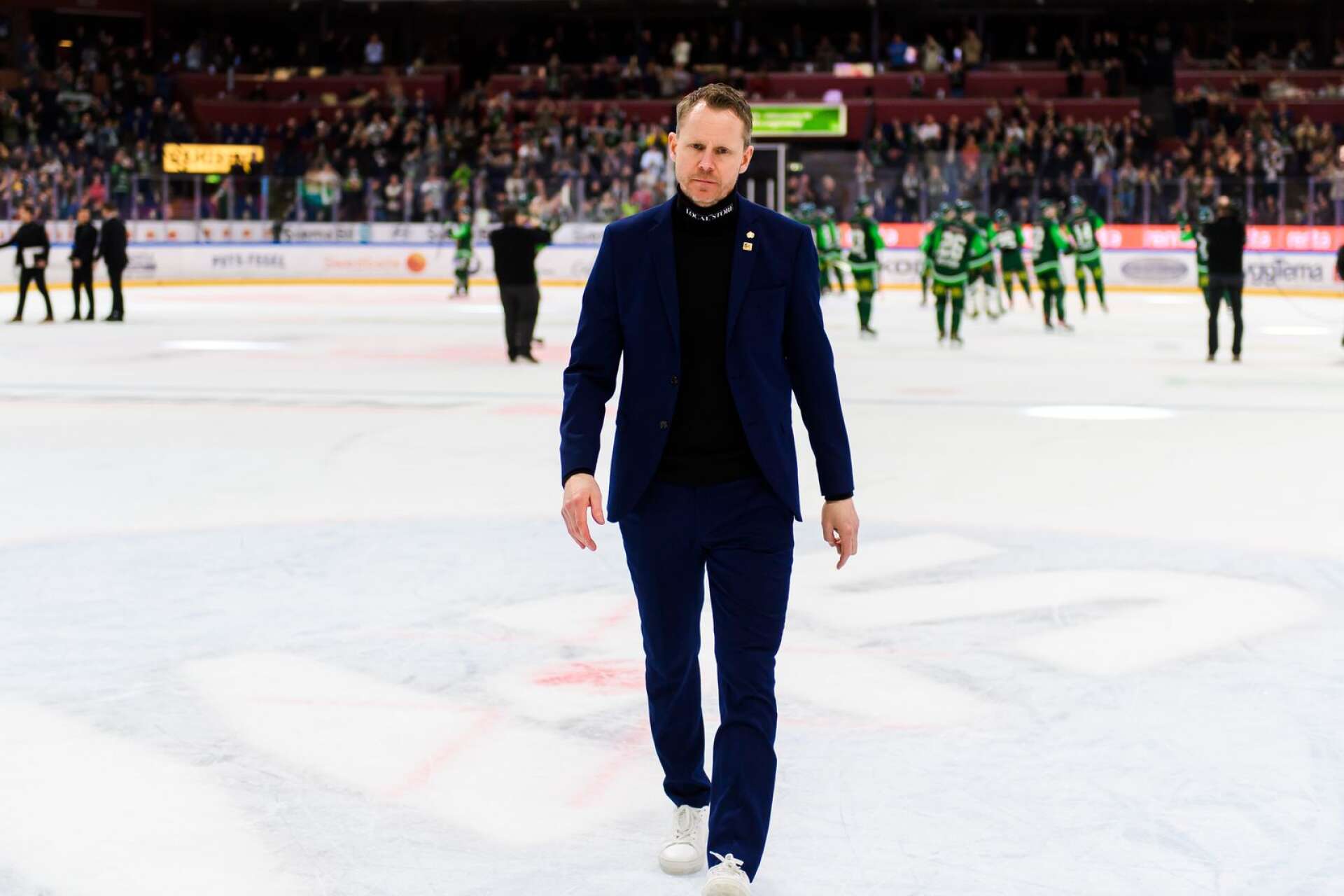 Robert Ohlsson lämnade isen i Löfbergs Arena besviken. På den efterföljande presskonferensen hyllade han Färjestad och domarna.