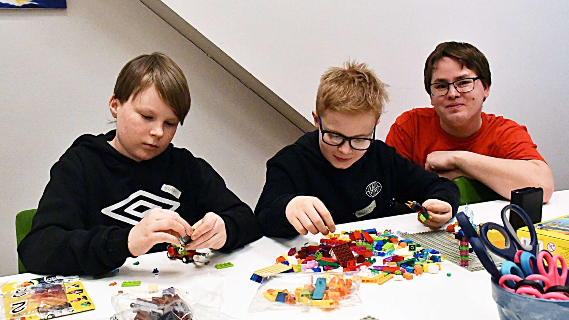 Robin Nilsson ledde lego-workshop på Sunne bibliotek, för ett gäng entusiastiska barn. 
