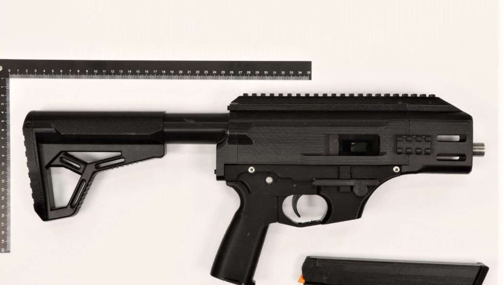 3D-printad halvautomatisk kulsprutepistol som påträffades i förrådet och som fungerar att skjuta med.