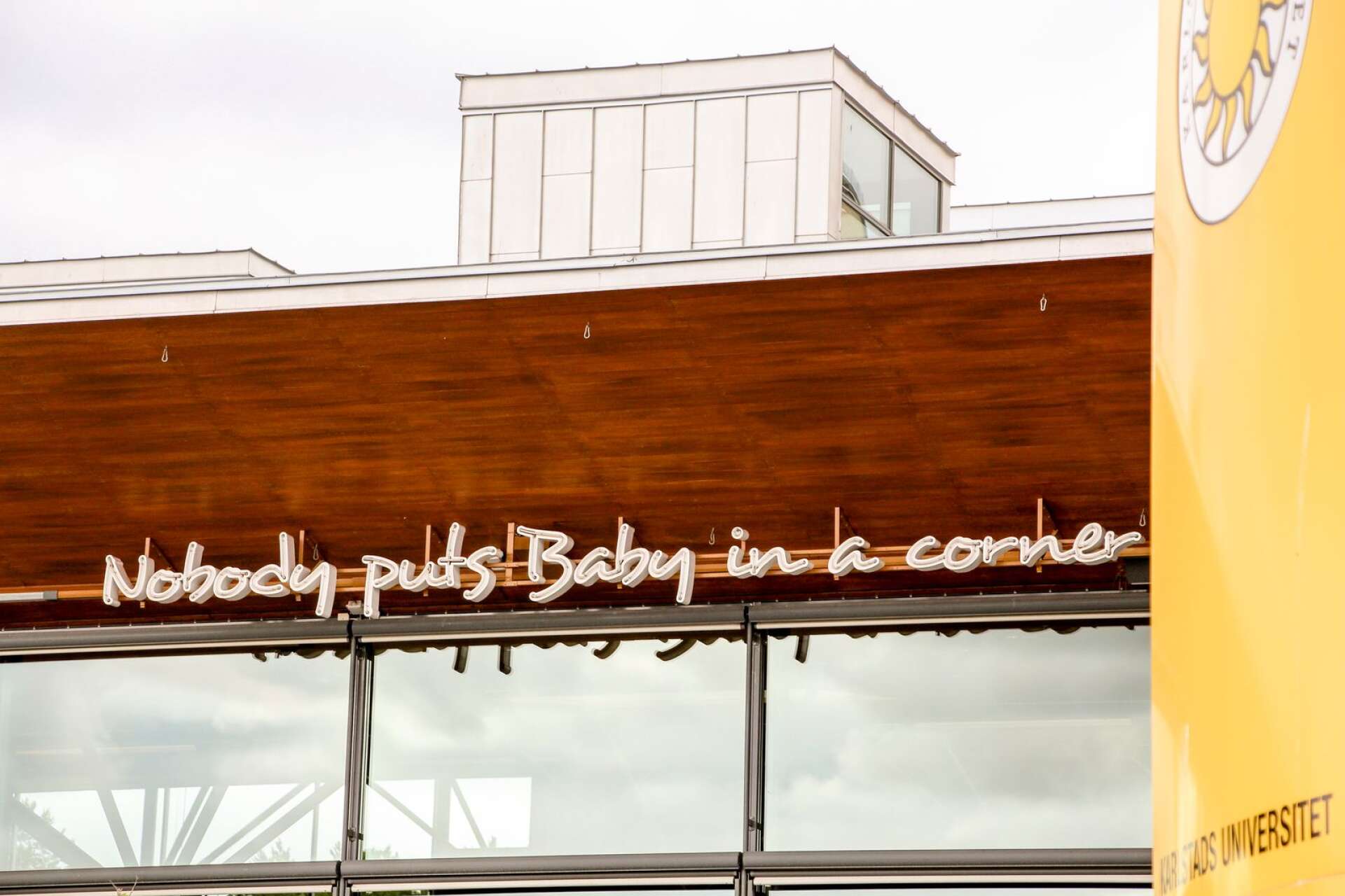 2012 invigdes konstverket &quot;Nobody puts baby in a corner&quot; som en symbol för att sträcka på och ge råg i ryggen.