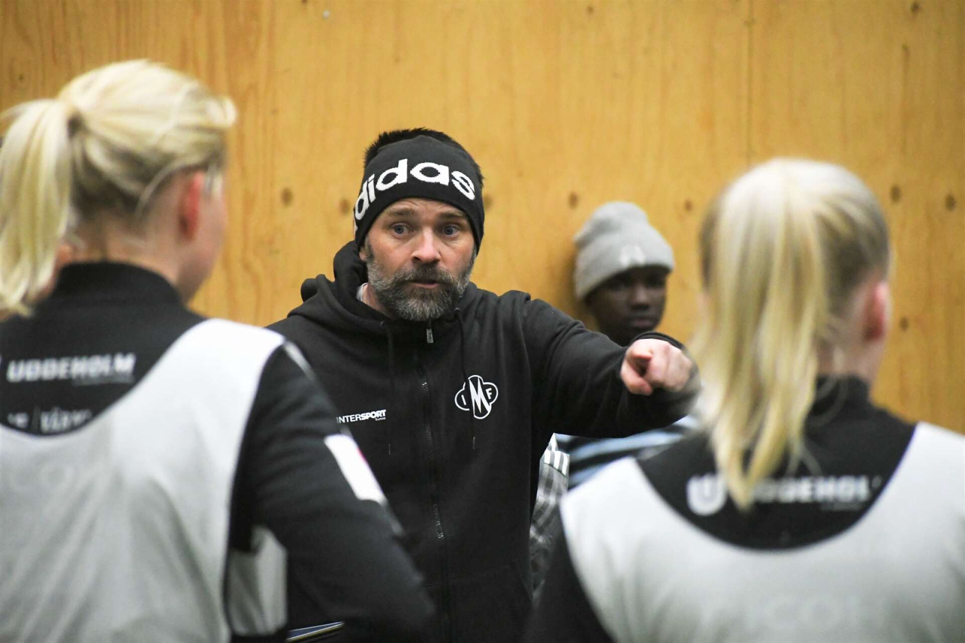 Ulf Buskqvist sparkas av Mallbacken. 