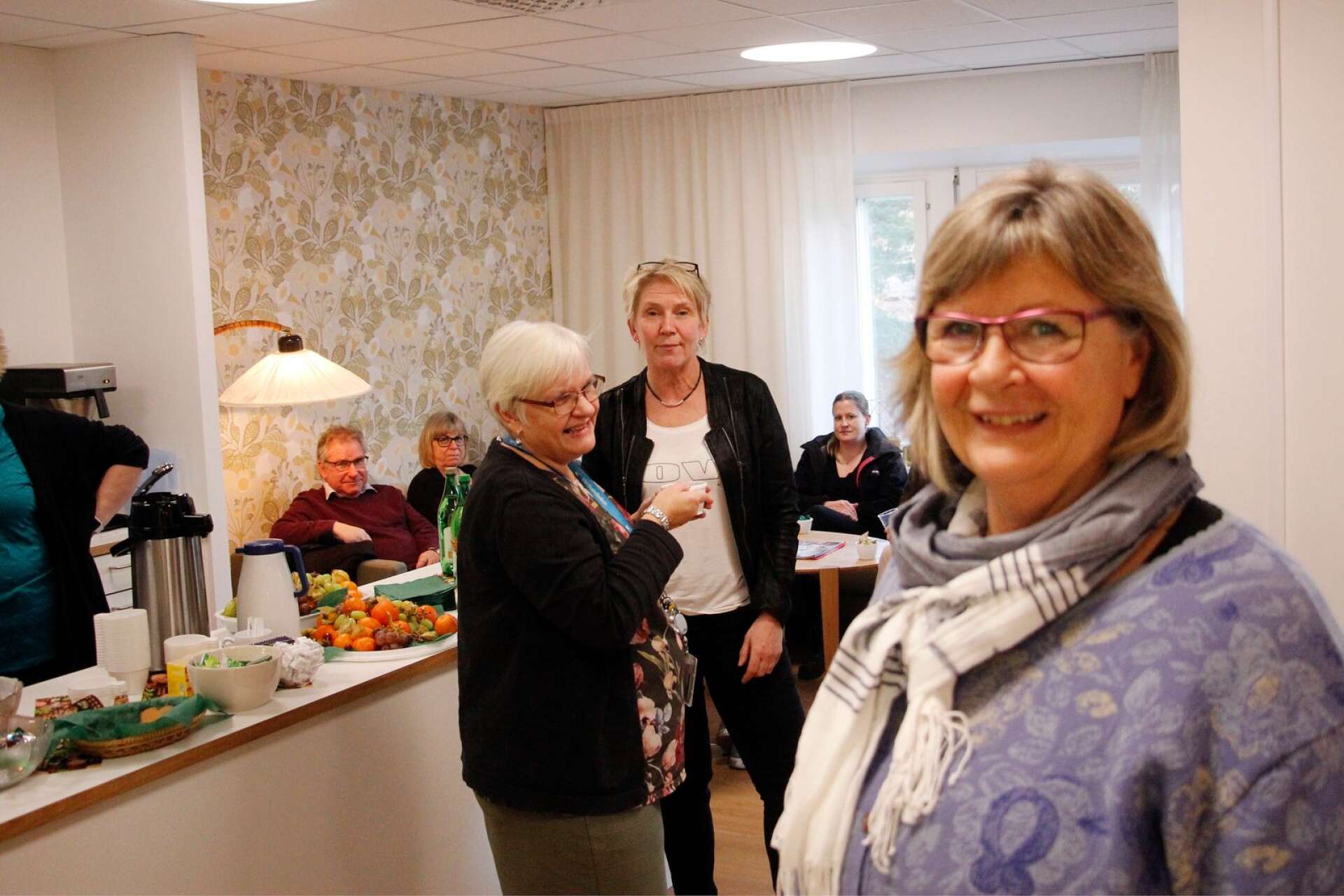 Charlotte Eriksson är skötare på den psykiatriska öppenvården för vuxna. Hon gläds åt de nya lokalerna tillsammans med sköterskorna Birgitta Sundell och Helena Gerleman och övrig sjukhuspersonal i bakgrunden.