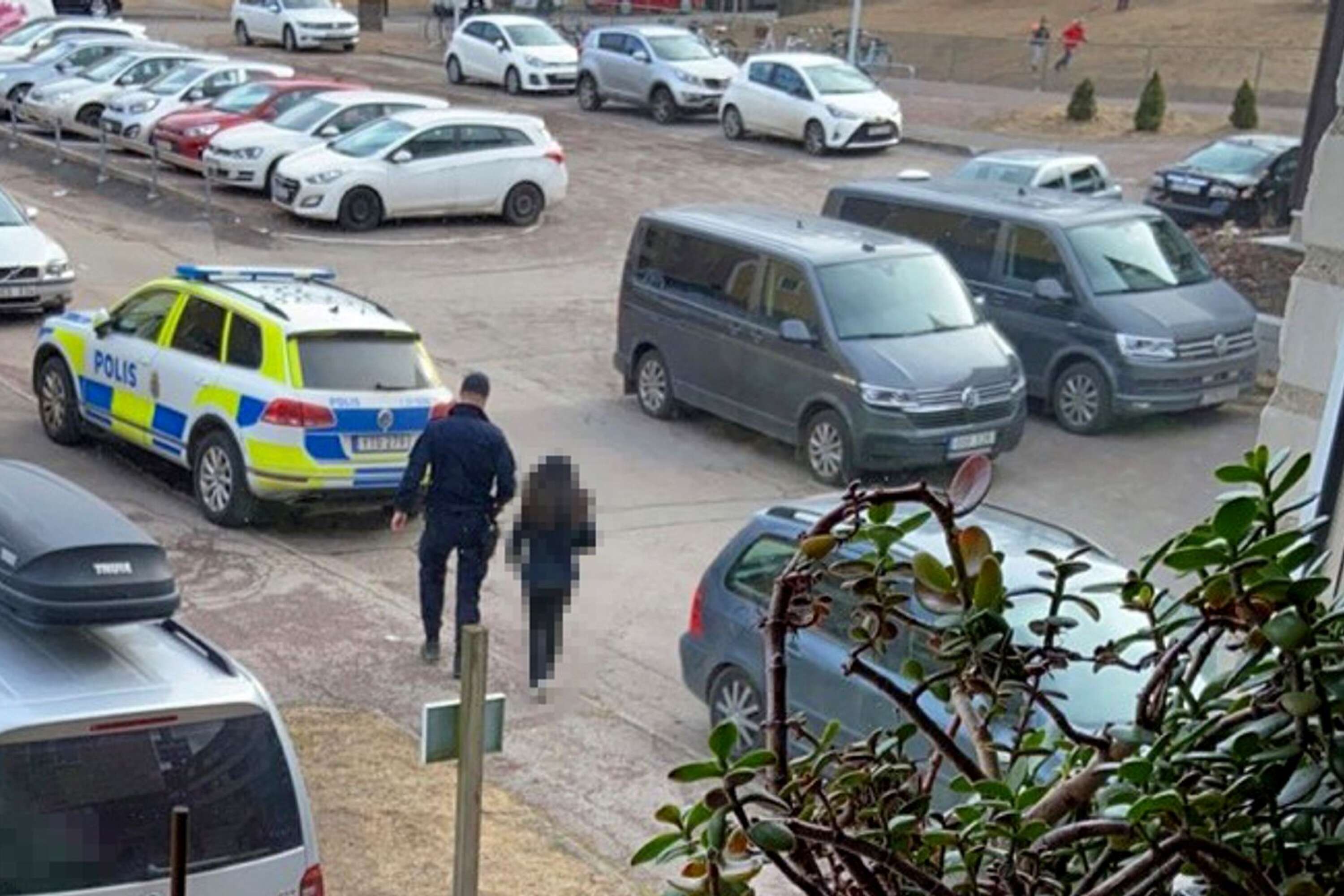 Polisen leder ut en av de kvinnor som arbetade på massagesalongen i Karlstad där flera sexköp skett.