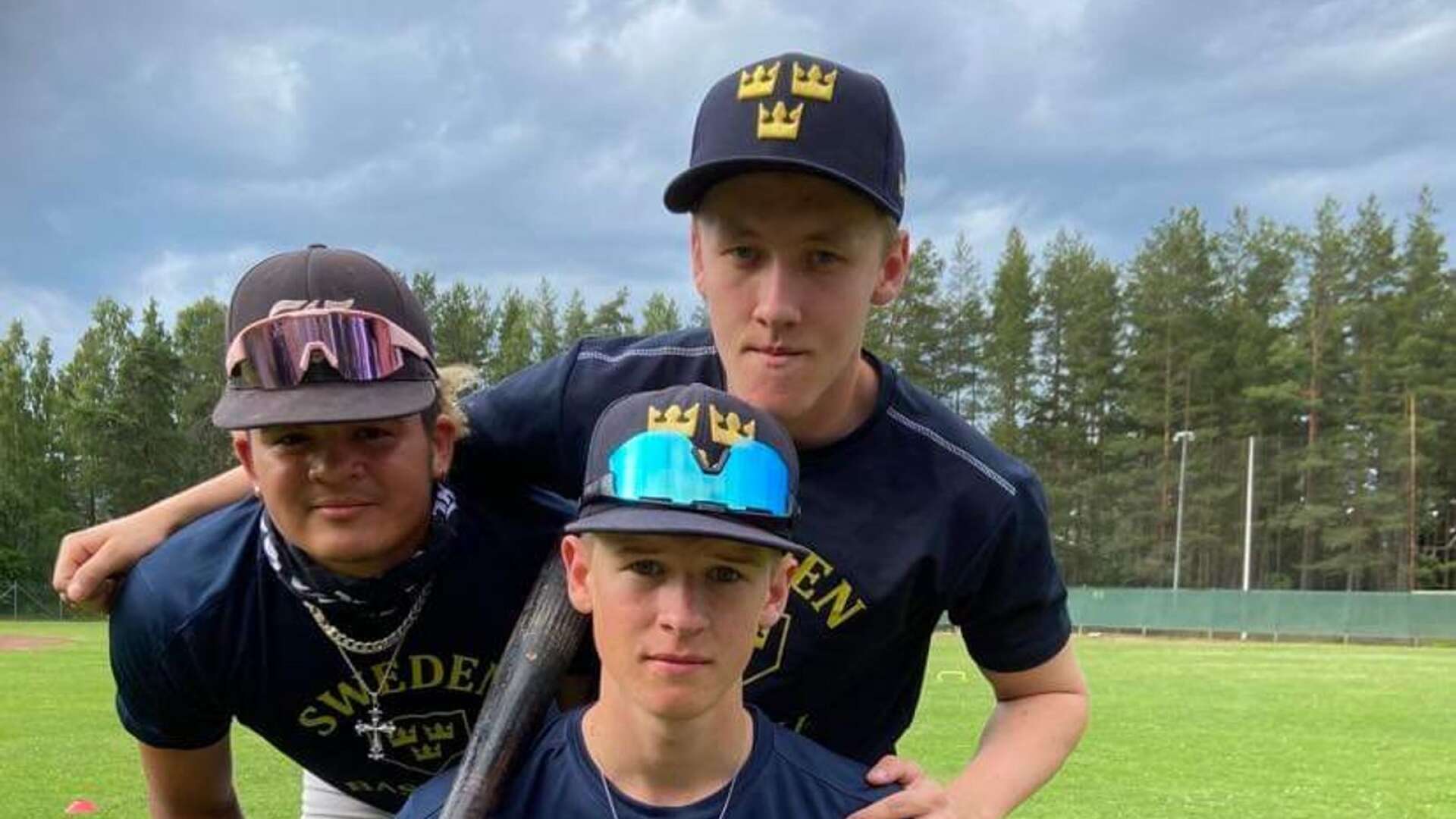 Tre av fyra juniorlandslagsspelare från Karlskoga Bats. Stående från vänster: Daniel Boox och Oscar Westerlund. Längst fram: Gustav Öijen. Jakob Lindkvist saknas på bilden.