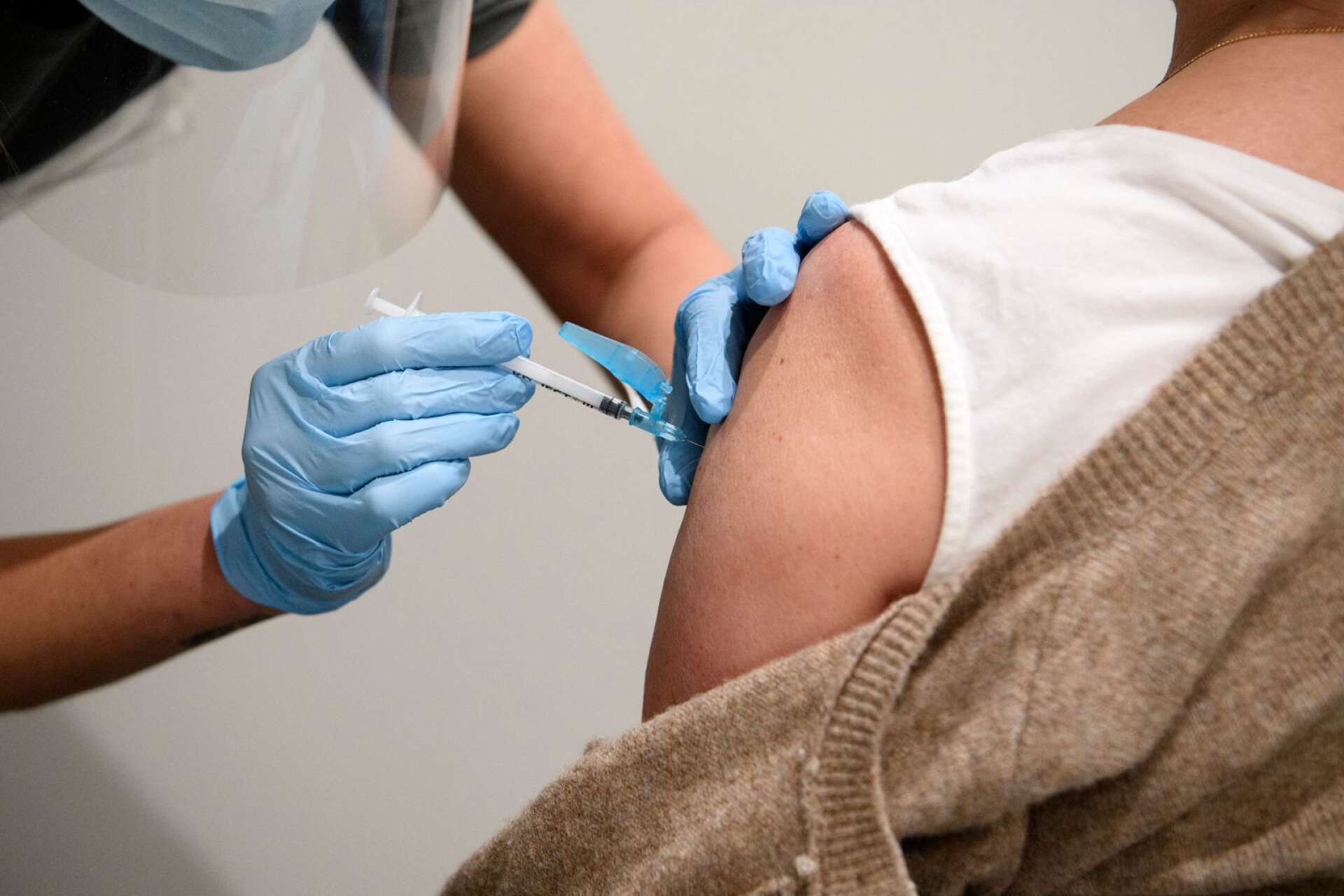 I början av juni planerar Västra Götalandsregionen att dra i gång vaccineringen av den största åldersgruppen – personer i 18-49 årsåldern.
